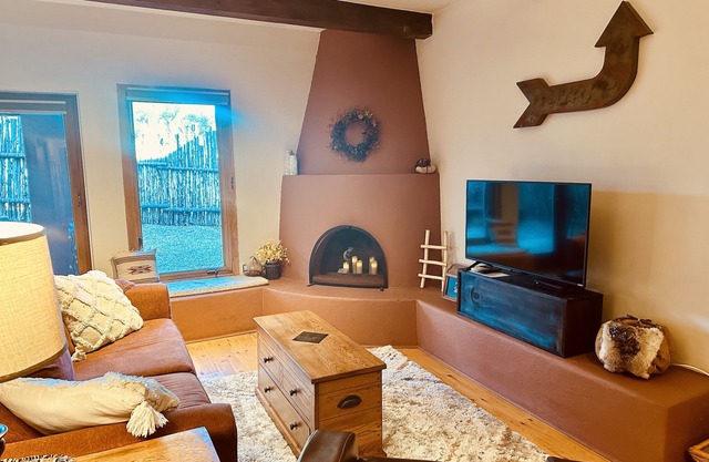 Premier Host 10yrs in a row Perfect location! 1.5miles from the plaza. Fast Wifi