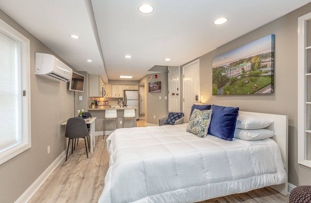 Premium Studio in Historic District, Walking Distance to Restaurants & Shops!