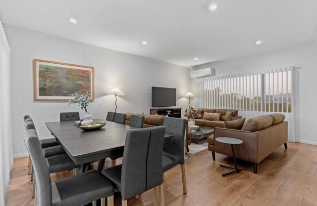 Premium Townhouse w Sunset Views close to Airport