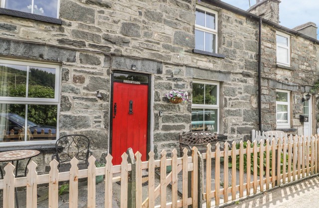 PRESWYLFA, pet friendly, with open fire in Penmachno