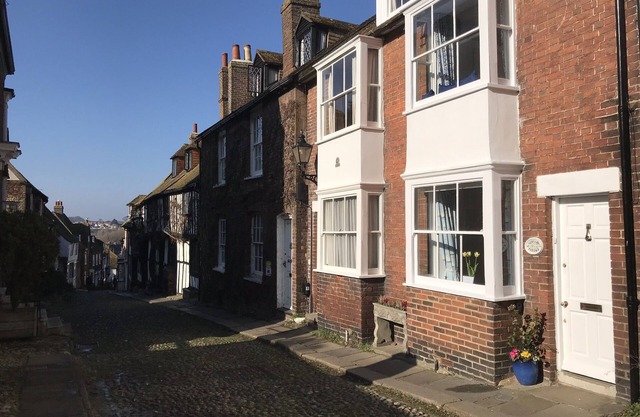 Pretty 18th century cottage centrally situated on Mermaid Street in Rye