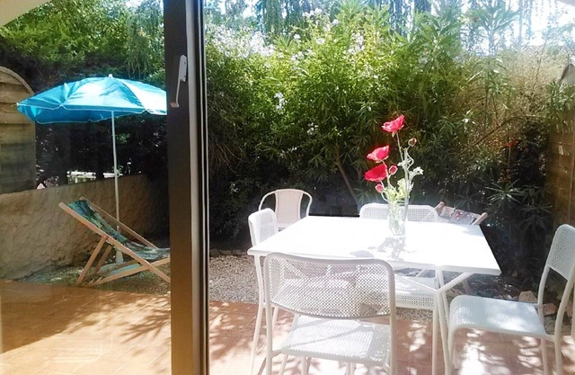 PRETTY CALM APARTMENT with PRIVATE GARDEN Beaches, shopping, pinewood on foot
