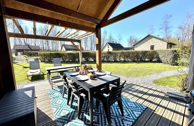 Pretty chalet on a family estate with a pool