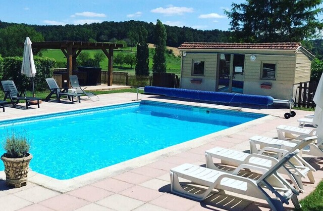 Pretty French Cottage with heated pool and Sauna