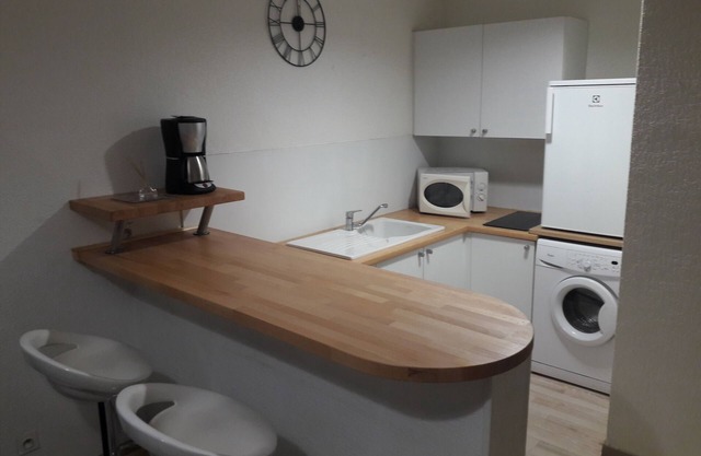 PRETTY FULLY-EQUIPPED FURNISHED APARTMENT 42M2 HYPERCENTRE