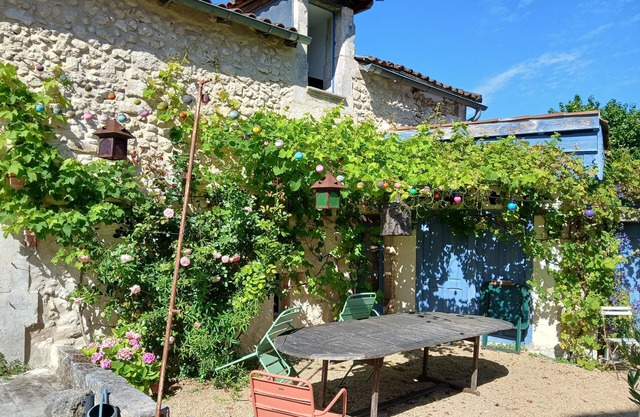 Pretty gîte in the center of town with view of Bourdeilles castle