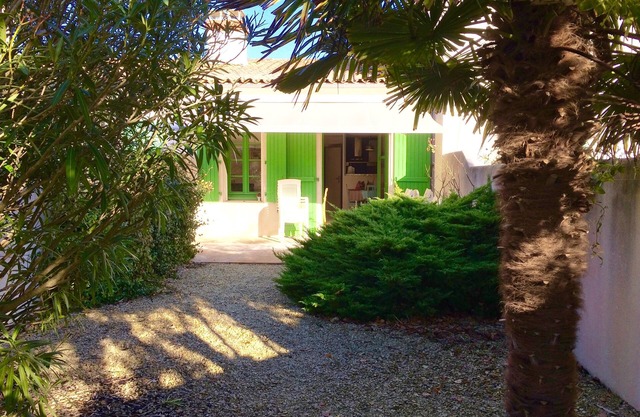 PRETTY HOUSE in Private Estate, Pool/Tennis Near sandy beach