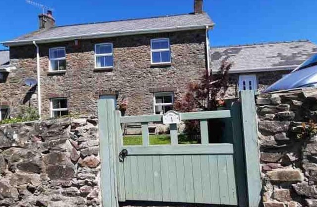 Pretty Neyland Cottage central to all attractions