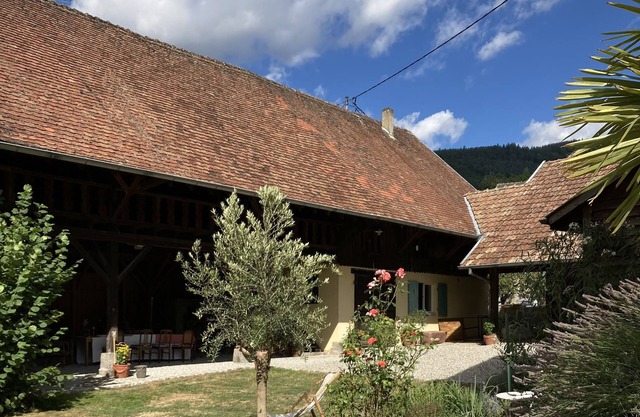 Pretty outbuilding with private garden