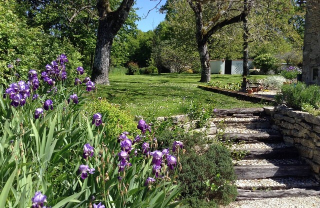 Pretty Stone Cottage with pool in Perigord Vert near Brantôme