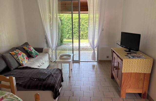 Pretty T2 house with terrace not overlooked and swimming pool