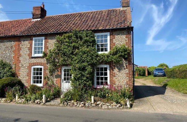 Pretty traditional brick and flint dog friendly country cottage 2 miles Blakeney