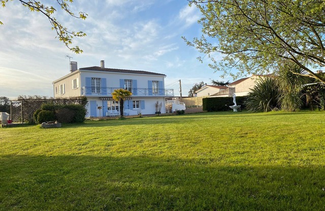 Pretty villa with large garden 2 steps from the beach