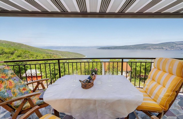 Pretty villa with above ground pool, magnificent sea views