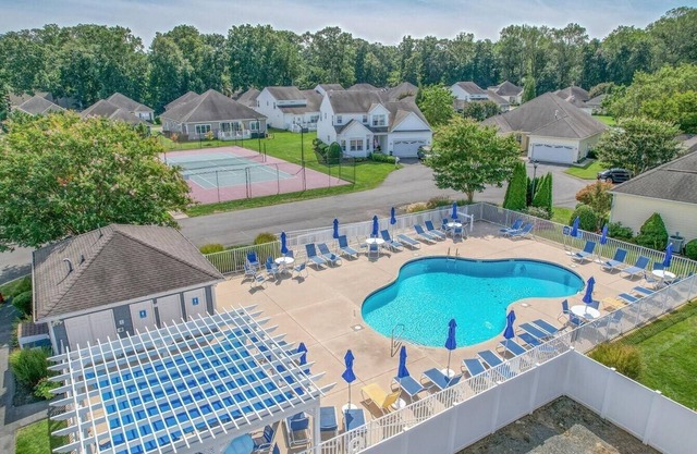 Price Drop! Spacious/Pond View Easy Bike Ride to Rehoboth Beach 3BR Home