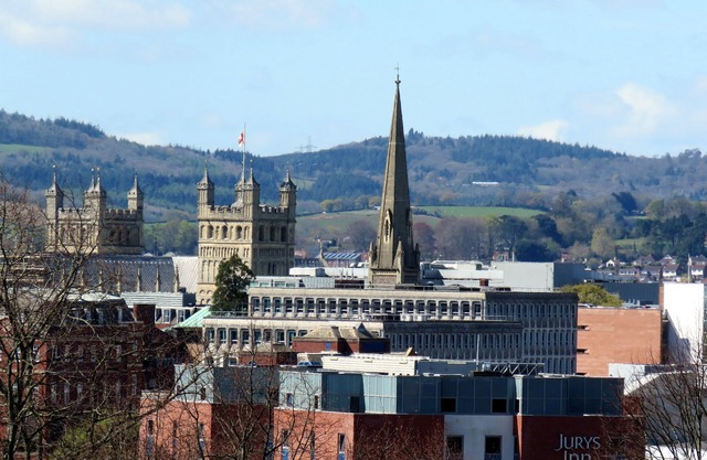 Prime central Exeter apartment - affordable luxury, quiet, private parking.