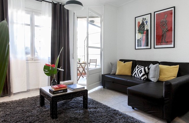 Prime Eixample Hideaway 6 Guests with Balcony by MyRentalHost