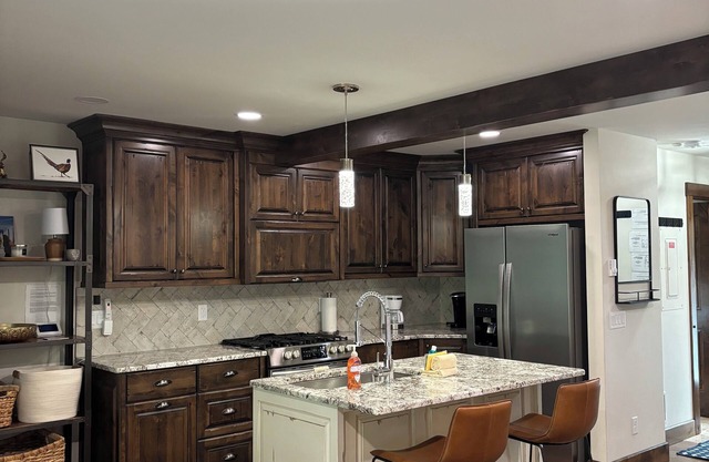 Prime location 2-bedroom, 2 ensuite cozy condo w fireplace, ski trip ready!