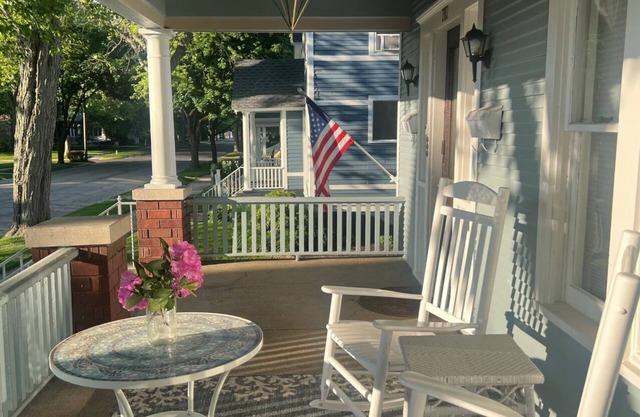 Prime Location Downtown St. Joseph Walk to Everything 2 bed 1 bath