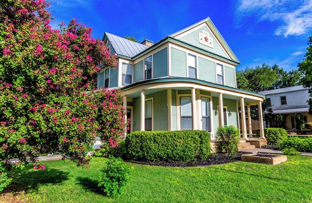 Prime location-Walk to food, Bars and Wineries!