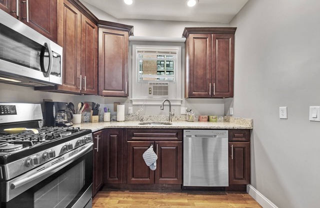 Prime Location!WALK TO WATER & HISTORIC DISTRICT!PRIVATE Large first floor apt!