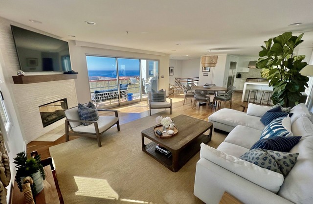 Prime Manhattan Beach Location, Blocks from Beach, Panoramic View Home