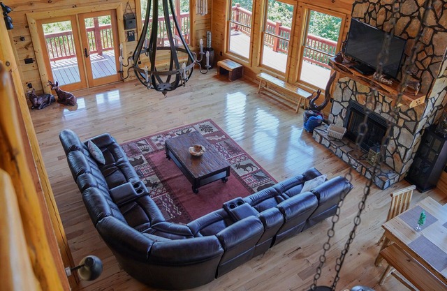 Prime Mountaintop Luxury Lodge, Spacious Outdoor Living. Amazing Views Sleeps 20