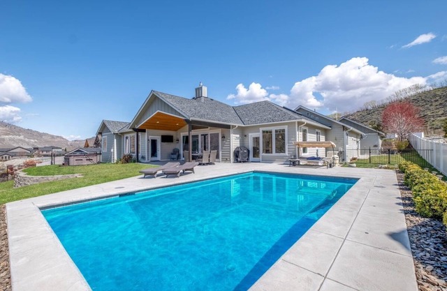 Prime views, private pool & spa, quiet, family/foodie paradise mins from Chelan