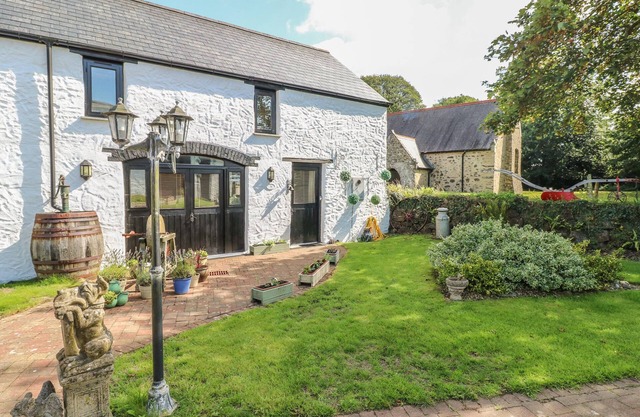 PRIMOSE COTTAGE, pet friendly, with a garden in Rosemarket