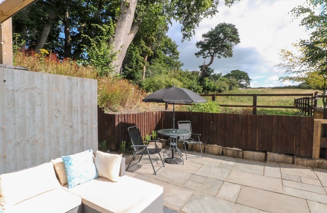 PRIMROSE COTTAGE, romantic, character holiday cottage in Mold
