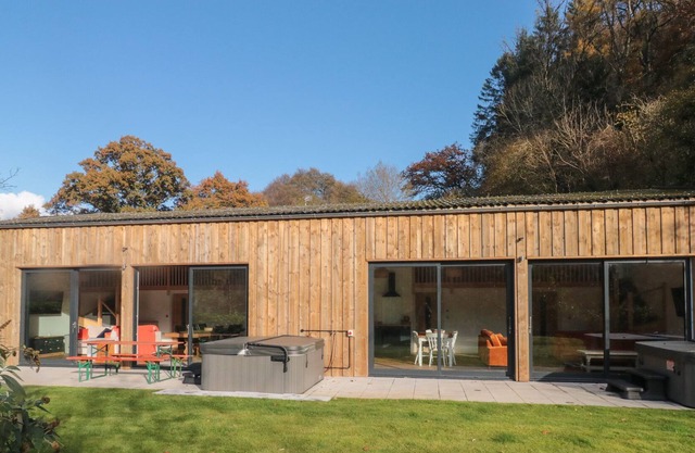 PRIMROSE, pet friendly, character holiday cottage in Bampton, Devon