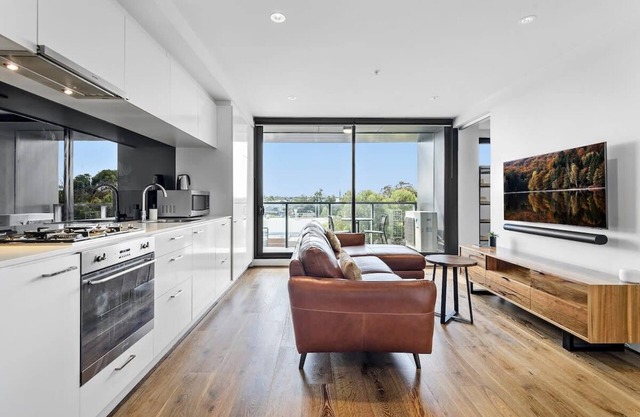 Pristine 1-Bed Apartment near Local Cafes