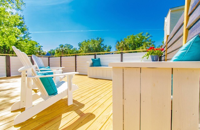 Pristine 2BR in the heart of Charleston!