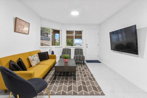 Pristine 3 Beds 2 Washroom Guest Suite