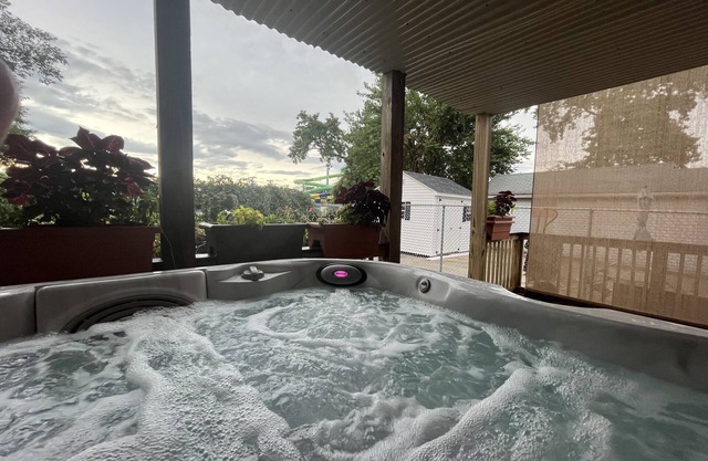 Pristine 3bed , 3bath 1 min walkto the beach water amusement park. Hot Tub 5 TVs