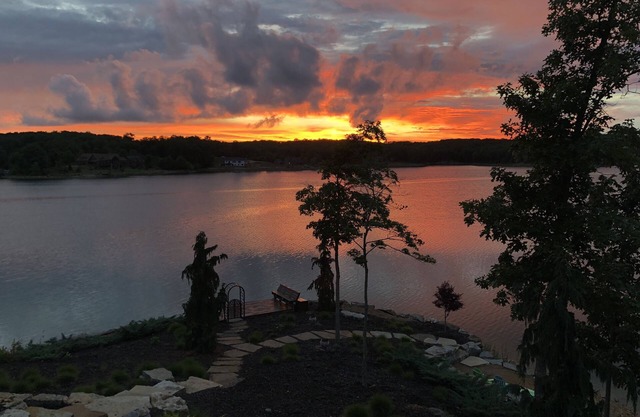 Pristine Lake Alpine house with spectacular sunset view, kayaks, SUPs & Peloton!