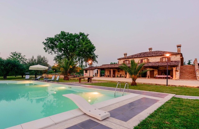 Private Villa with hot tub, private pool, WIFI, sauna, TV, patio, panoramic view, close to Teramo