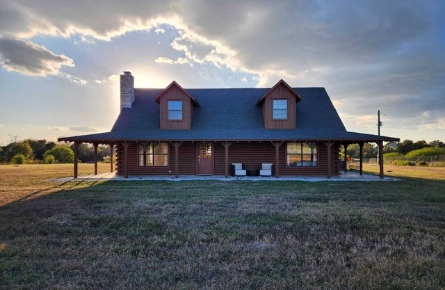 Privacy, peace, and beauty on 15 acres. Charming cabin with AC and WiFi.