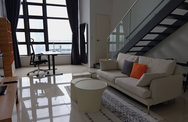 Privat Duplex Loft with Skyline Views & Standing Desk