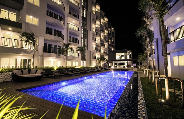 Private 1 bdrm high floor near the beach w Lake and pool view