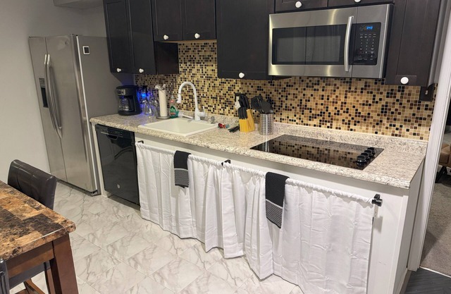 Private 1BD Basement Apartment w. Gym