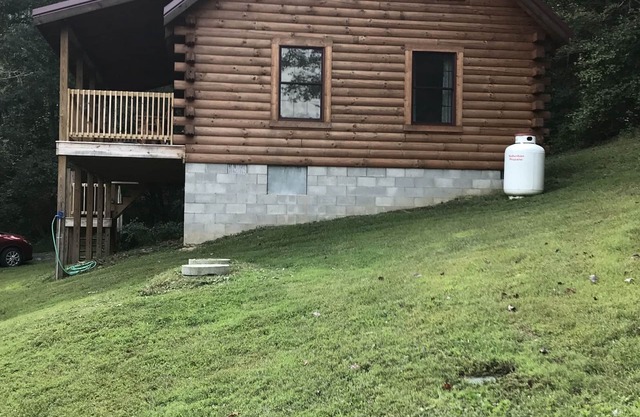 Private 2 bedroom Cabin with Large Covered Deck
