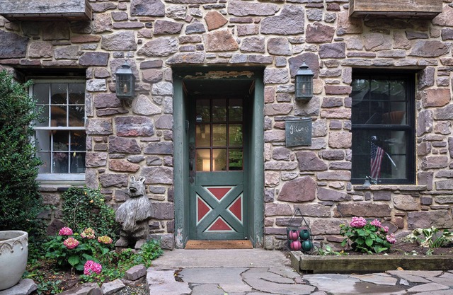 Private 2-bedroom Storybook cottage with WiFi in Stockton - 5 Stars!