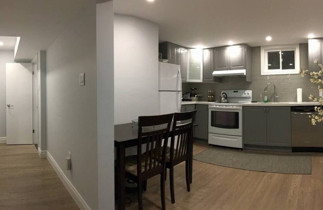 Private 2 bedroom suite, full kitchen and bathroom