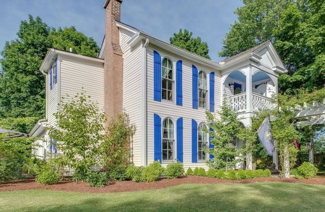 Private, 2 Bedroom Suite with Balcony at Farmhouse Retreat, Central Location