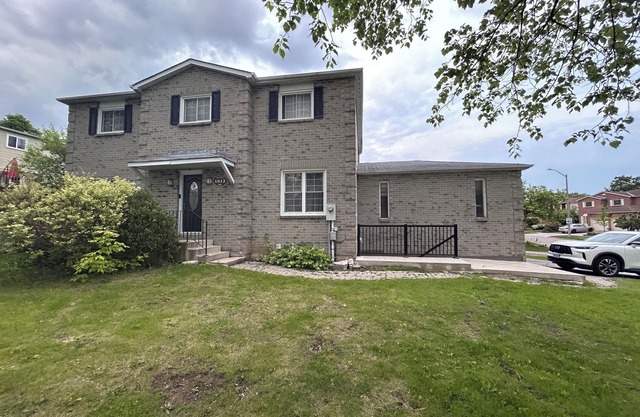 Private 2 bedroom Unit, Private entry, 2 parking- pet/smoke free