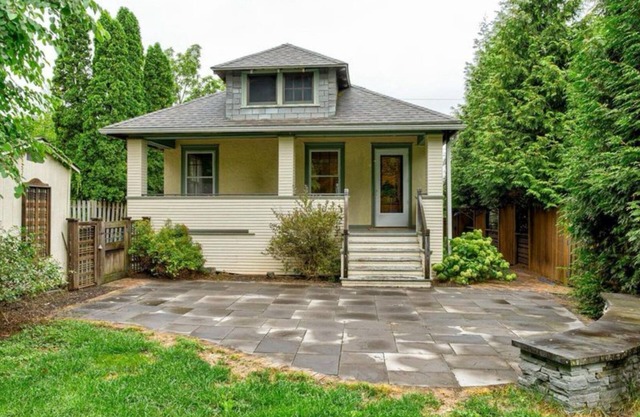 Private 2 Bedroom in the heart of State College, Walk to town & Beaver Stadium