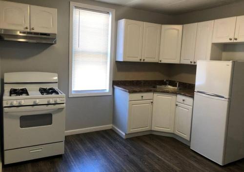 Private 2-bedroom with free parking and direct bus to NYC Manhattan only 2 blocks away