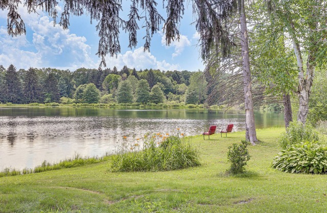 Private 5-Acre Lake: Pet-Friendly Grove City Home