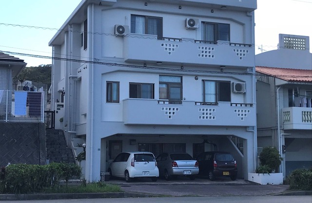 Private accommodation for rent on the ground floor in a nice environment (kitchenette + bedroom + living room + private toilet/shower)